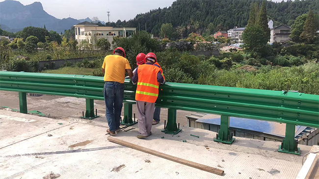 徐州高速公路护栏板的维护确保道路安全的关键环节