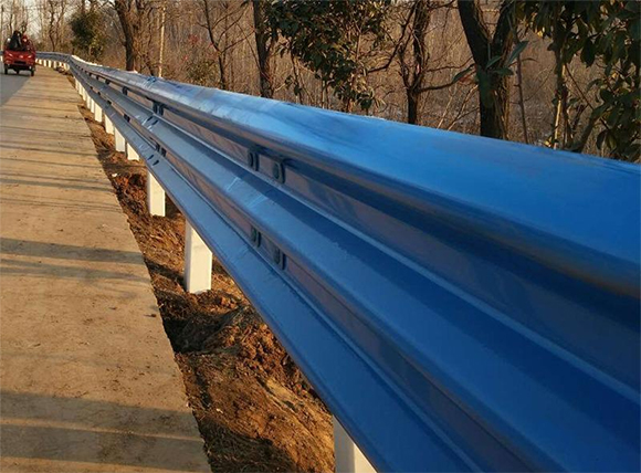徐州公路波形护栏板的优点